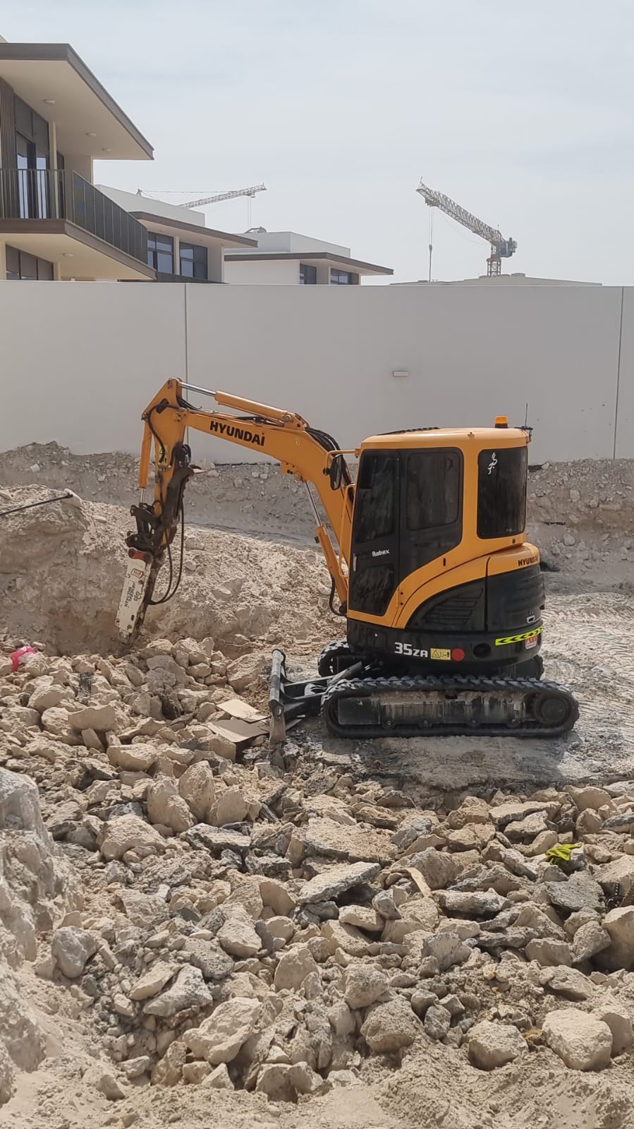 Mini excavator rental in abu dhabi